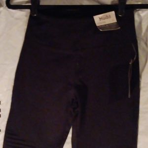 Nwt Ponte knit 4 way stretch fabric cute design by the knees and zippers on legs